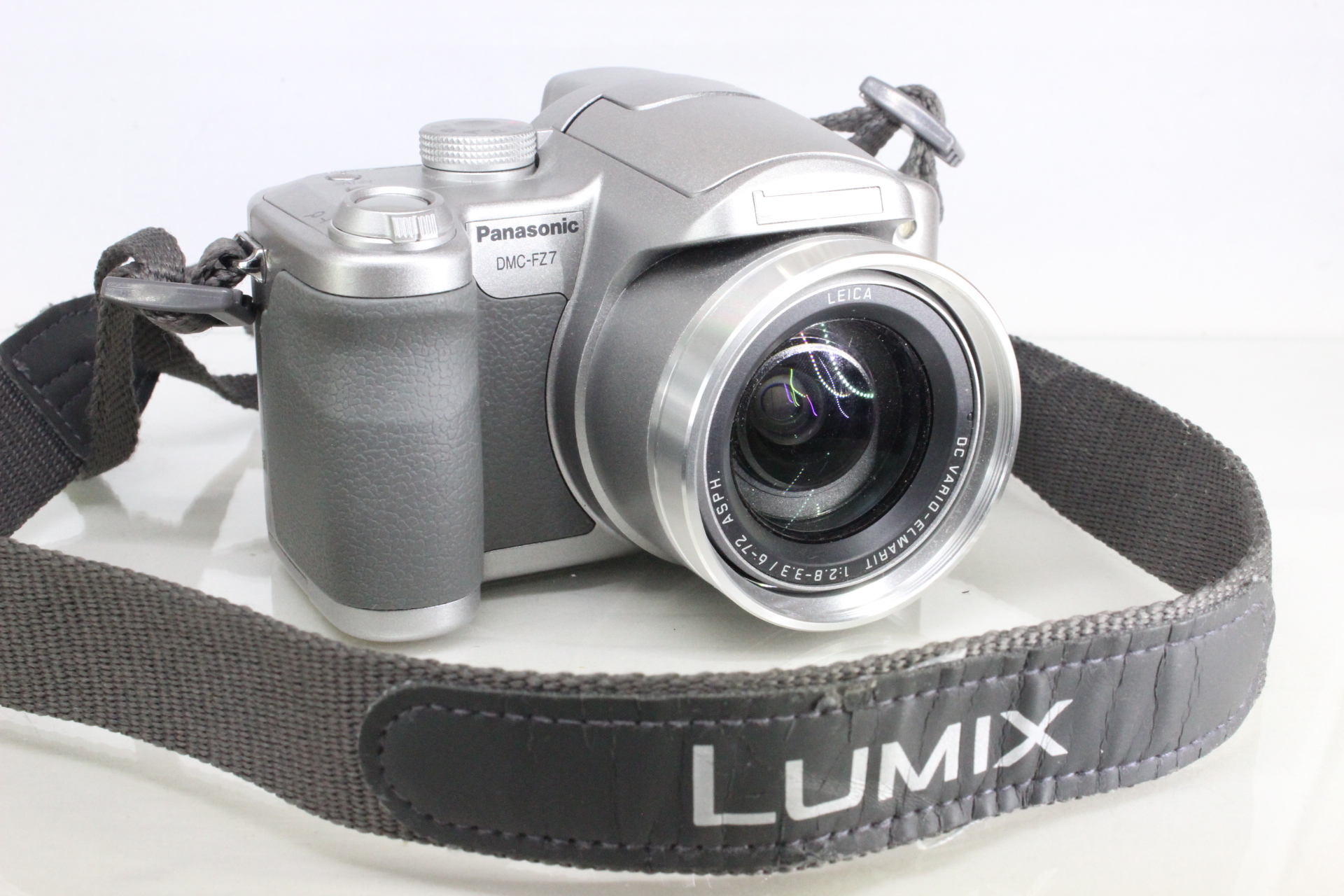 Panasonic Lumix DMC-FZ7 6MP Bright Silver with Autofocus